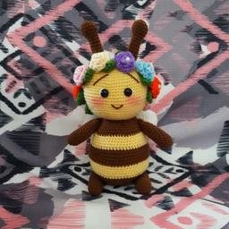 عروسک زنبور
(دست بافت) قد حدودا 18 تا 20 سانت