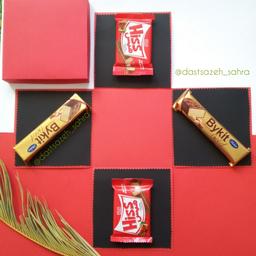 جعبه سورپرایز کادویی مخصوص جعبه هدیه با رنگ قرمز مشکی و 4 جای خالی مناسب عکس یا شکلات (بدون شکلات)