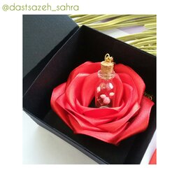 باکس هدیهدگردنبند شیشه ای گل جاودان با زنجیر استیل و جعبه هدیه طرح گل (گل عروس جاودان شده به همراه جعبه گل رز روبانی)