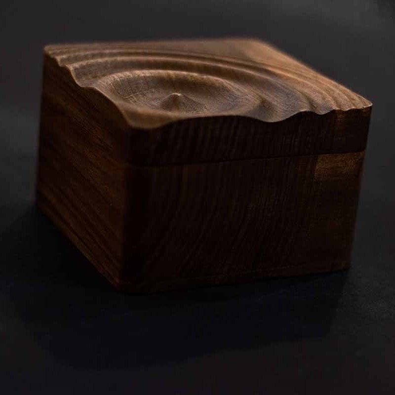 جعبه چوبی مخصوص کادو دادن برای جای جواهرات و ساعت مردانه ساخته شده با چوب گردو و بسیار زیبا 