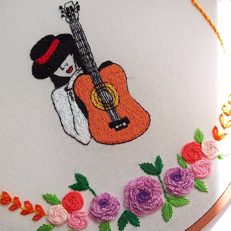 دیوارکوب دختر گیتار زن،پارچه متقال تمام پنبه،کارگاه 23 سانتی،مناسب هدیه دادن 