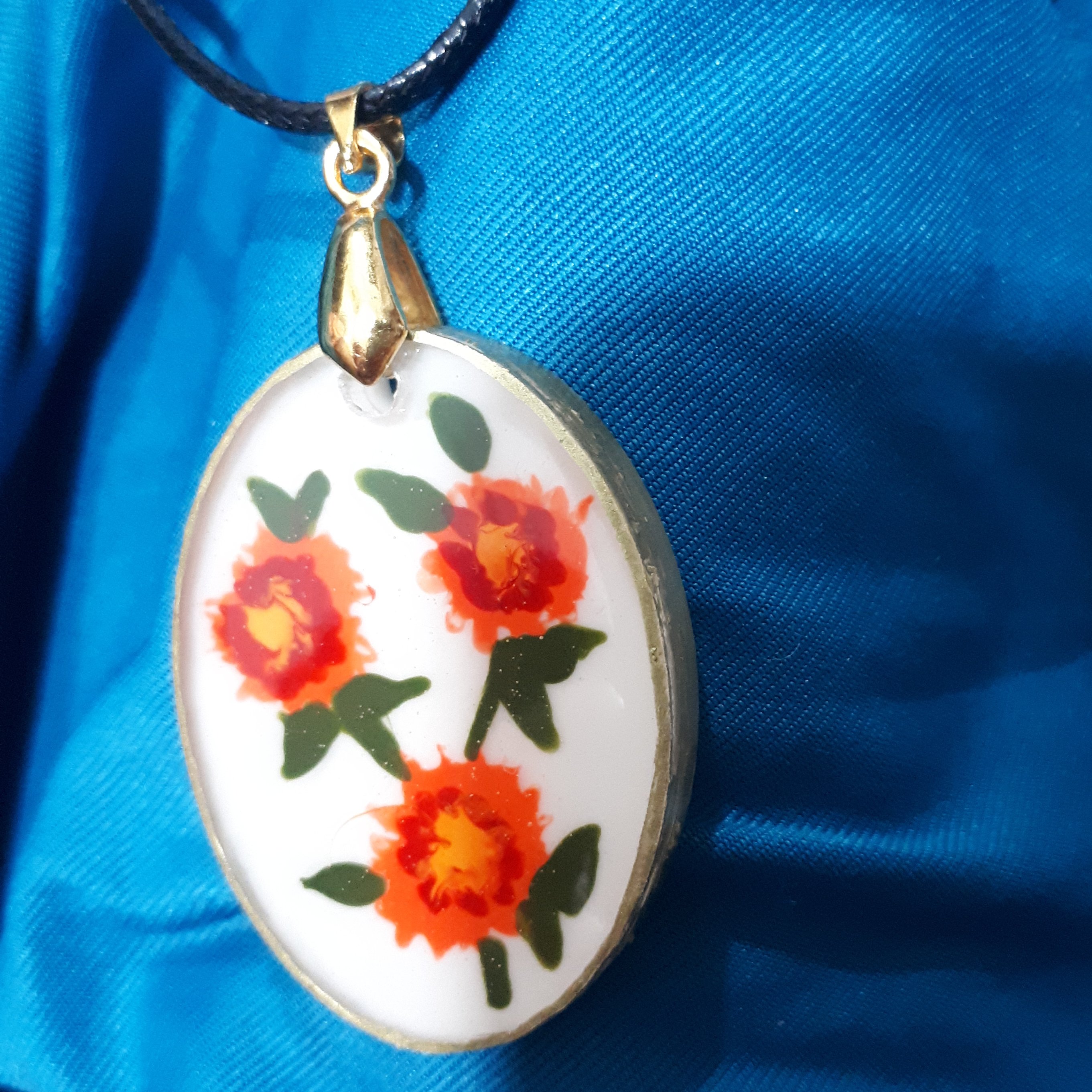 گردنبند زنانه رزینی بیضی با بندچرمی  نقاشی شده با دست