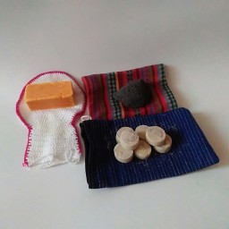 پک نوستالژی حمام ایرانی بسته بندی شیک شامل صابون و روشور و سنگ پا و لیف و کیسه  به همراه اشانتیون