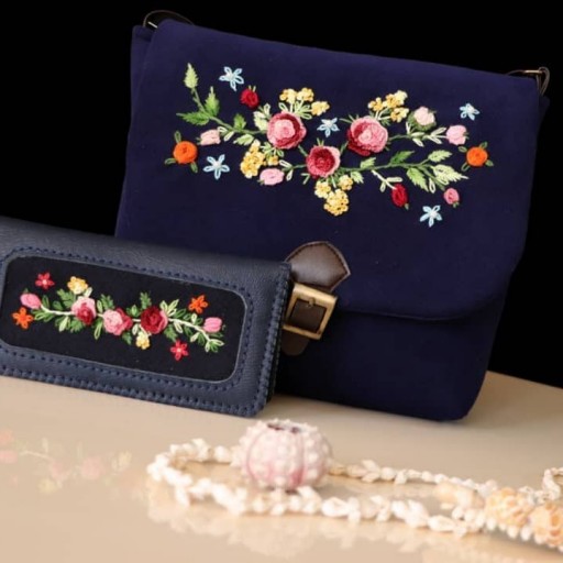 کیف گلدوزی شده با دست