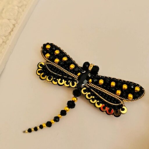 سنجاق سینه جواهردوزی شده حشرات فاخر (سنجاقک مشکی طلایی)