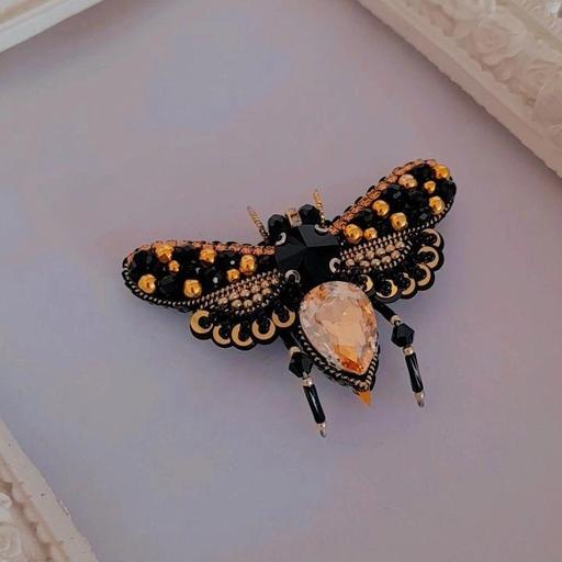 سنجاق سینه جواهردوزی شده زنبور طلایی