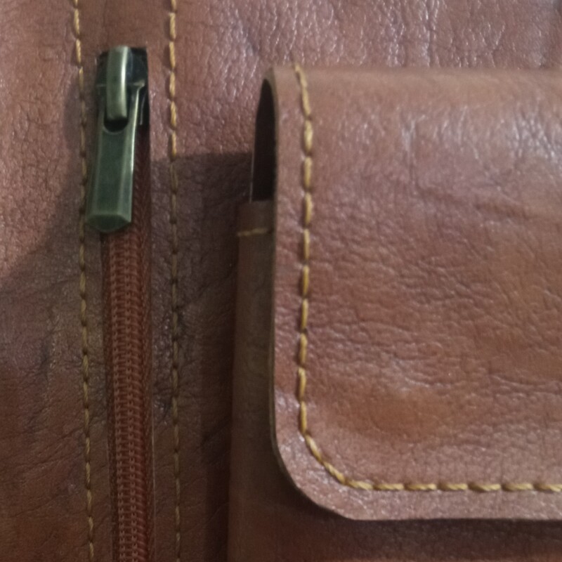 کیف رو دوشی چرم طبیعی بزی دست دوز  اسپرت زنانه و مردانه مناسب روزمره و دانشجویی با جیب بزرگ جای گوشی موبایل