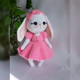 عروسک بافتنی خرگوش گوش دراز  بافته شده از نخ مرغوب با رنگ صورتی بسیار مناسب اتاق و بازی دختربچه ها