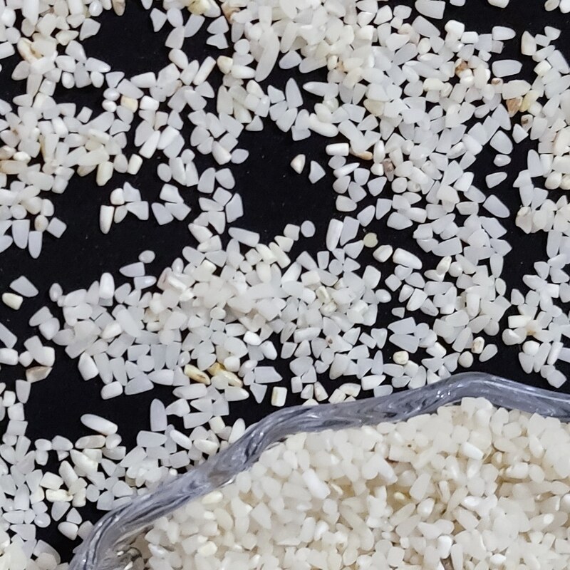 نیم دانه طارم هاشمی محصولی از برنج دسترنج امنه کاملا عالی برای پخت انواع دمی آش 
