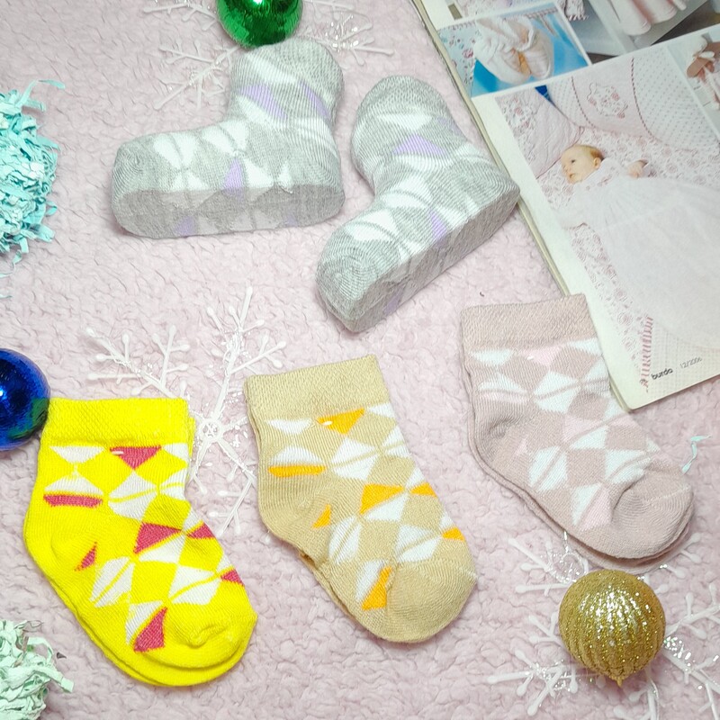 جوراب نوزادی تا یکسال طرح لوزی نخی و لطیف طبق تصویر