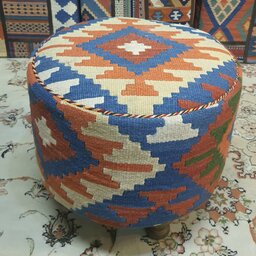 پاف تمام گلیم دستباف ریزباف شیراز  با رنگهای گیاهی  پایه دار   ابی کرم نارنجی رنگ قطر 40 ارتفاع 35
