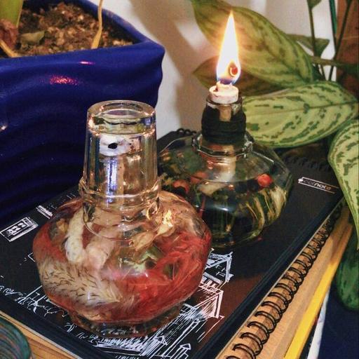 شمع با تزئینات گل، شمع مایع و یا شمع جاودان و همیشه روشن به همراه یک عدد پارافین مایع با ظرف شیشه ای 