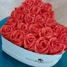 باکس گل مصنوعی طرح قلب مخصوص هدیه روز ولنتاین و تولد