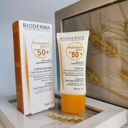 کرم ضد آفتاب بی رنگ spf 50 بیودرما Bioderma (مخصوص پوست خشک ضدلک وضدچروک) 