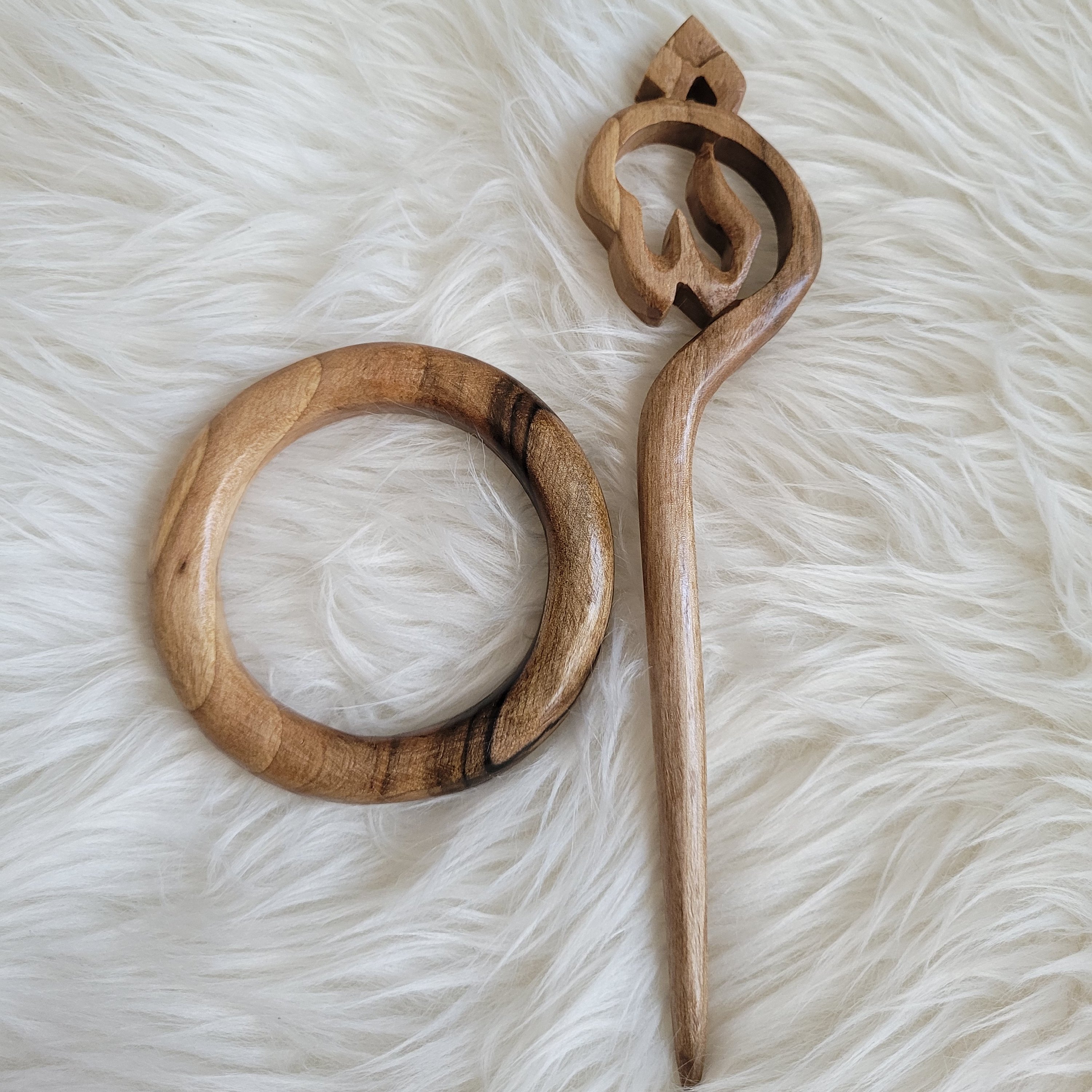 پین موی حرف ش بهمراه حلقه چوبی دستساز چوبی گالری