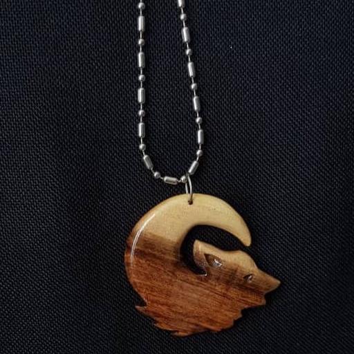 گردنبند چوبی دستساز ماه و گرگ چوبی گالری  