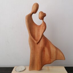 مجسمه عاشقانه چوبی