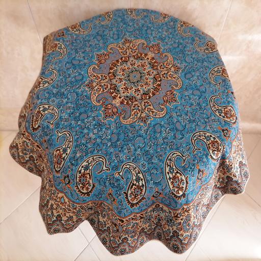 رومیزی ترمه گِرد طرح نسترن رنگ آبی با کیفیت عالی