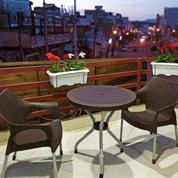 میز و صندلی پلاستیکی 2 نفره  با صندلی دسته دار پایه فلزی - مخصوص فضای باز - حیاط - تراس - بالکن-روف - دکور- ارسال رایگان