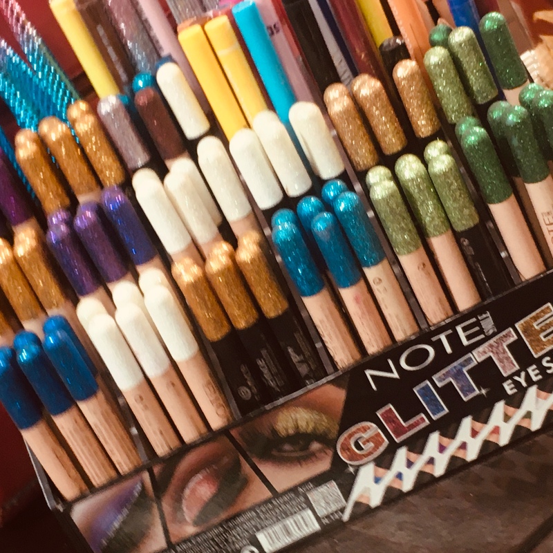 مداد گلیتری چشم با بافتی نرم رنگبندی متنوع و کاربردی با اکلیلهای درشت 