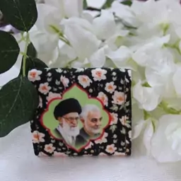 جانماز جیبی دکمه ای پارچه ای طرح حاج قاسم سلیمانی و آیت الله خامنه ای