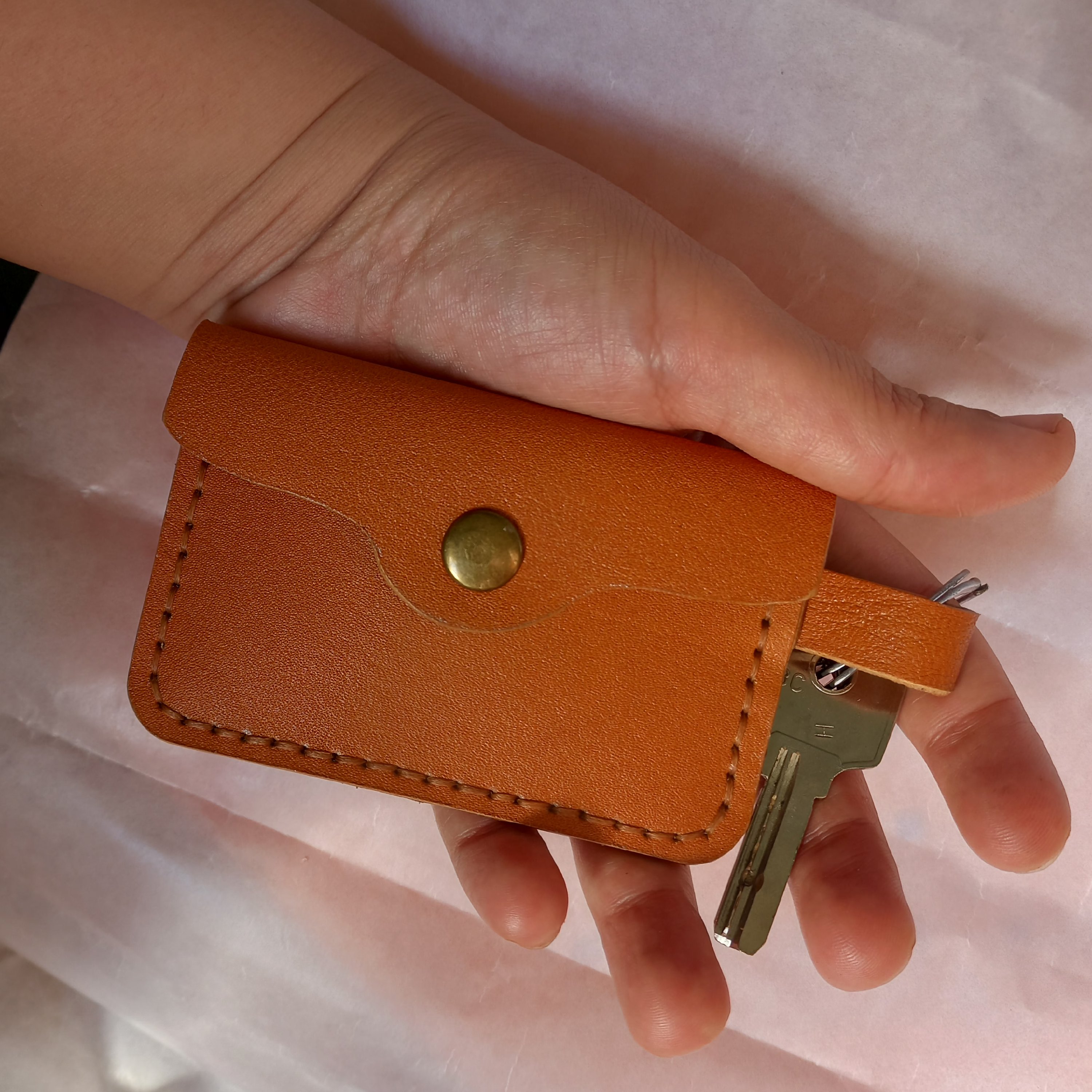  2عدد کیف جاکارتی چرم طبیعی  دست دوز  چرم بزی جا کلیدی چرم-بصورت بسته دو عددی قبل از سفارس درباره رنگ کیف ها هماهنگ کنید