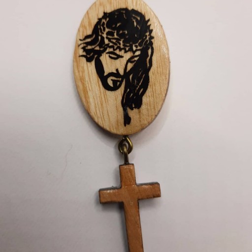 گردنبند سنگ اونیکس مشکی مات و چوب با پلاک چوبی چهره حضرت عیسی و صلیب