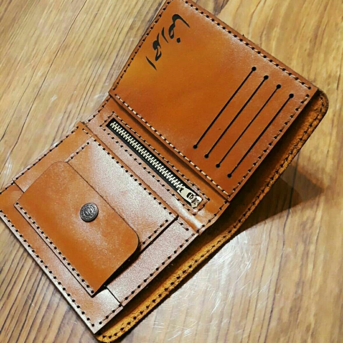 کیف پول جیبی چرم طبیعی دست دوز بدون جعبه است 