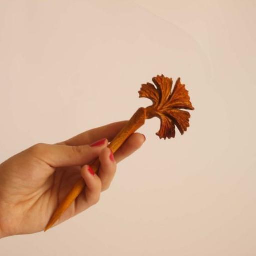 گیره مو دستساز چوبی طرح گل میخک