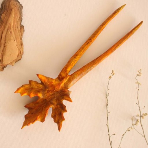 گیره مو دستساز چوبی طرح برگ چنار پاییزی