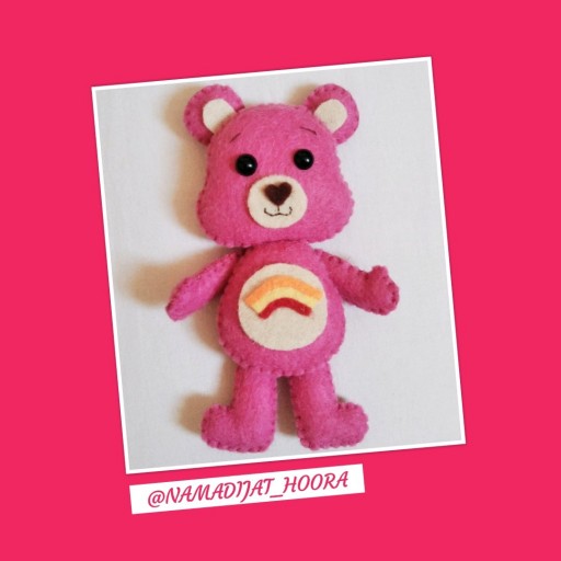 عروسک خرس نمدی 4
به عنوان کادو، تزئیناتی، آویز و... هم قابل استفاده هست.
«هدیه ای مناسب برای بازی بچه ها»