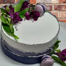 کیک خامه ای با تزیین گل طبیعی فیلینگ موز و گردو