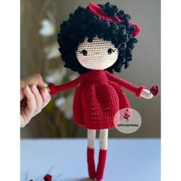 عروسک بافتنی دخترک مو فرفری با ارتفاع 21 سانت