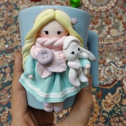 ماگ عروسکی طرح دختر با عروسک خرگوش