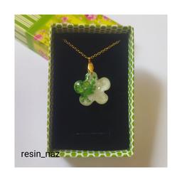 گردنبند رنگ ثابت گل رزینی سبز با زمینه سفید صدفی گل پنج پر