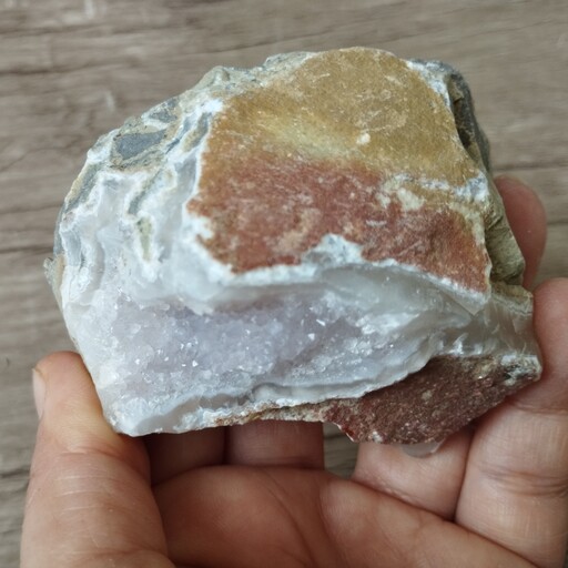 سنگ آمیتیست  اصل در بستر سنگ عقیق معدنی و بسیار درخشان آرامش بخش و  زیبا مناسب دکور  با رنگ طبیعی سفید و یاسی 