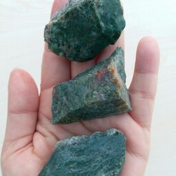 سه عدد سنگ عقیق خزه ای جاسپر سبز رنگ معدنی و اصل با رنگ طبیعی طول هر کدام از سنگها حدودا چهار سانت میباشد