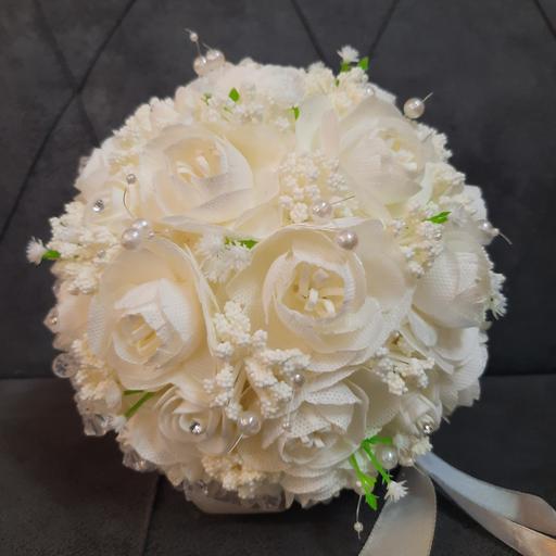 دسته گل عروس ترکیب گل پارچه ای و فوم و گل عروس و پفکی