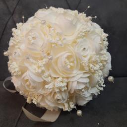 دسته گل عروس ترکیب گل پارچه ای و فوم با پایه کریستال و پفکی
