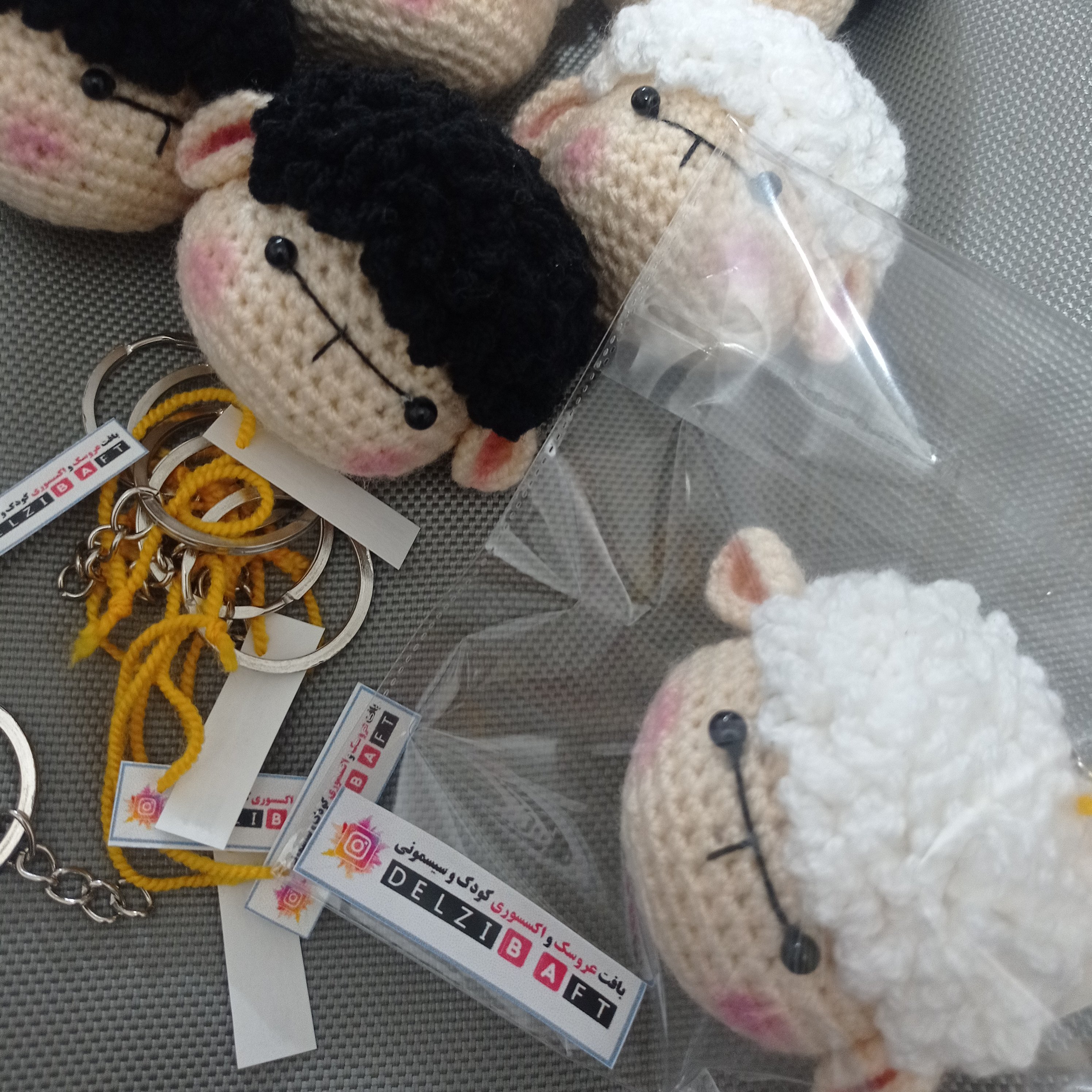 آویز کلید ببعی،آویز تخت، سییسمونی، سفید و مشکی ، بافته شده با کاموای ایرانی، قابل شستشو 