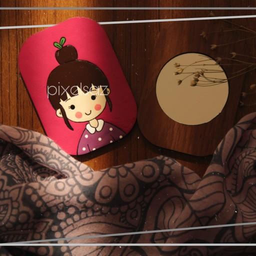 آینه جیبی طرح دختر پیکسل ساز/جنس چوبی و نقاشی شده/مناسب برای هدیه دادن و استفاده ی روزانه