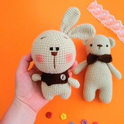 اسباب بازی عروسک بافتنی کاموایی خرگوش سوتک دار و خرس پاپیونی