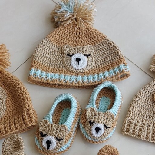 کلاه و پاپوش  بافته شده با کاموا ترک  مناسب نوزاد 2 تا 6 ماه  نرم و لطیف   ،قیمت درج شده بدون عروسک دستی میباشد