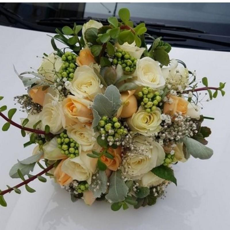 دسته گل عروس مصنوعی به همراه تاج و دستبند و گل جیبی داماد