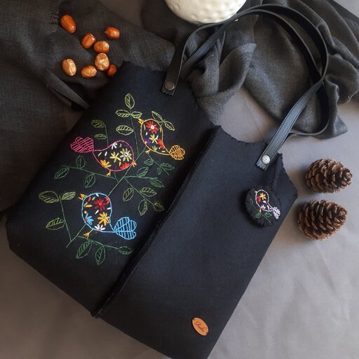 کیف نمدی  دوشی مدل نغمه بهاری  رنگ مشکی همراه با آستر  و بند چرمی 
