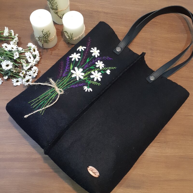 کیف دوشی نمدی گلدوزی شده با دست ،بند چرمی همراه با آستر 