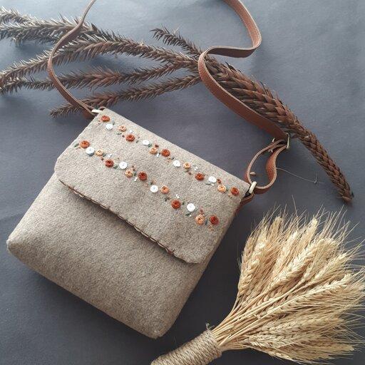کیف نمدی دوشی گلدوزی شده با دست  رنگ کرم خاکی همراه با آستر و بند بلند چرمی 