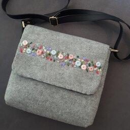 کیف نمدی گلدوزی شده با دست همراه با بند دوشی چرمی 