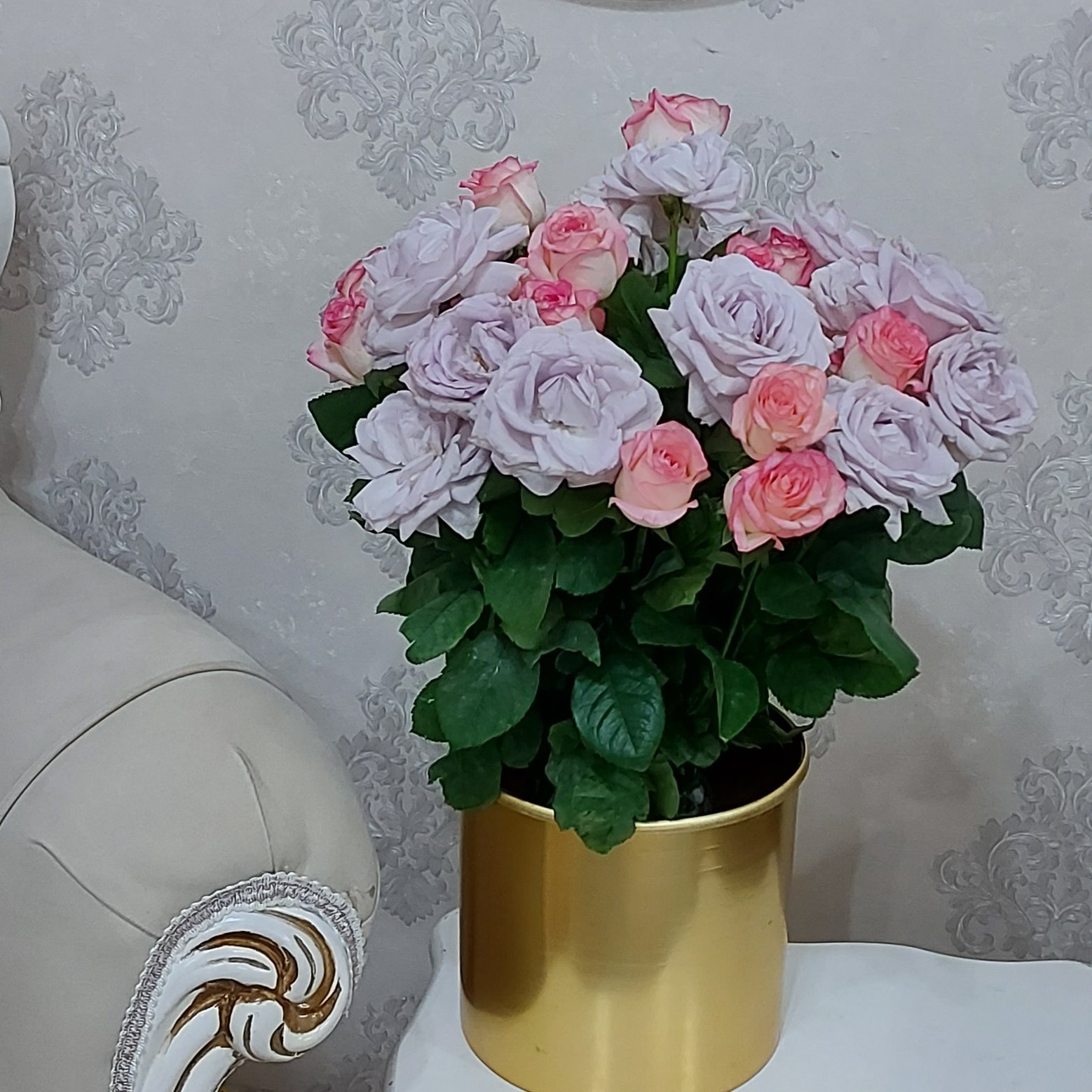 گلدان مشکی فلزی سایز 16 ضد زنگ بسیار زیبا رنگ مشکی سفید طلایی