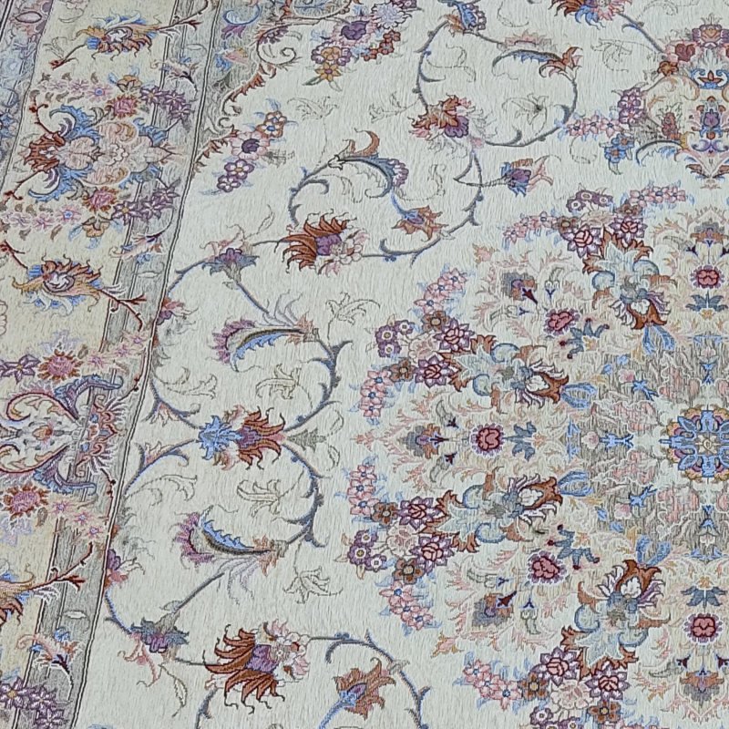 روفرشی مخمل ابریشم رنگ زمینه کرم با کیفیت سایز 3 متری ( تنوع سایز موجود)